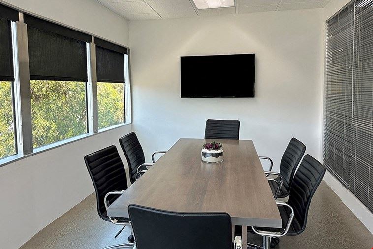 6 Person Meeting Room
