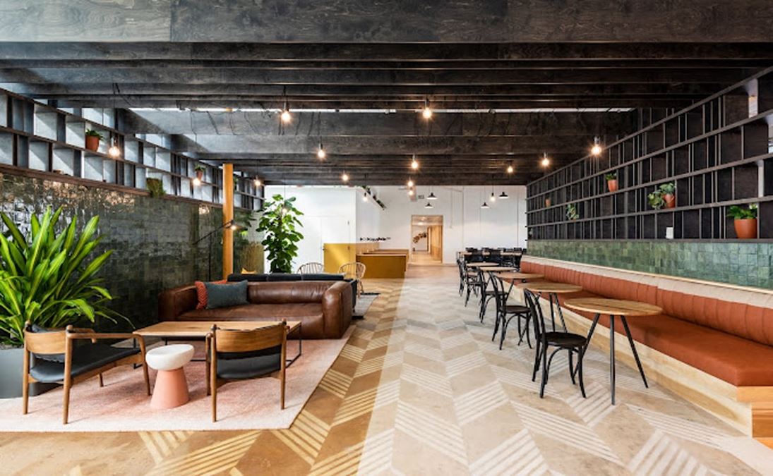 Common Desk - Travis Park Plaza