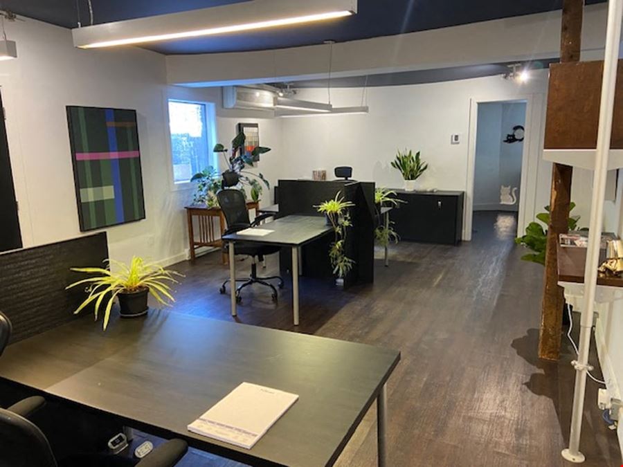 Bureau 4 / Desk Space 4