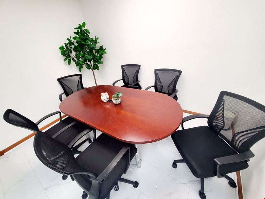 Meeting Room #102 – Round Table for 6 | Private & Collaborative Space