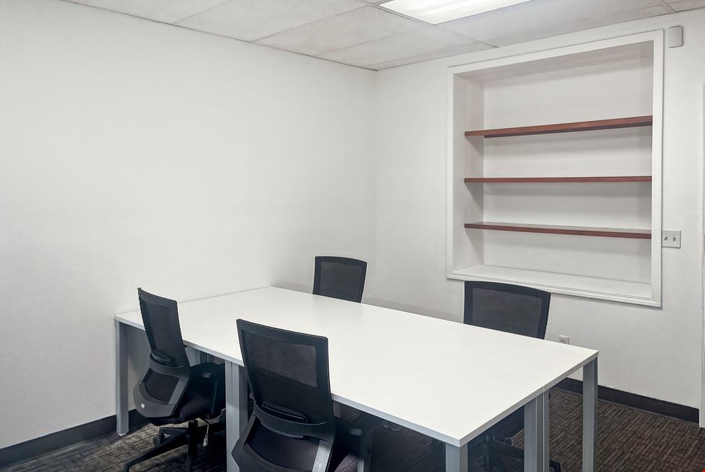 CA, Fresno - 1690 W Shaw Ave