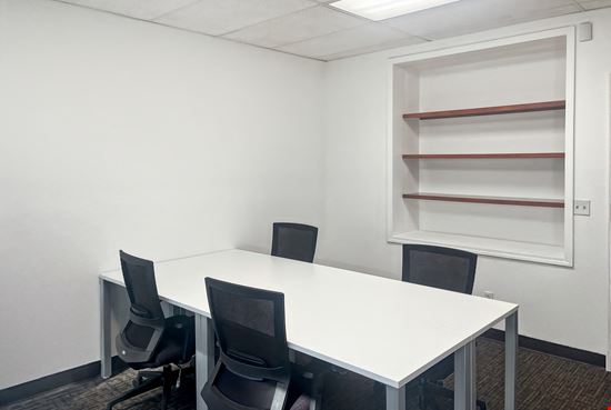 CA, Fresno - 1690 W Shaw Ave