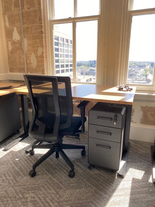 Common Desk - 6th & Congress