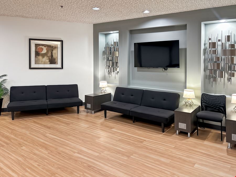 CA, Oxnard - Topa Financial Plaza