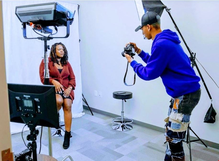 Mini Portrait Studio and Content Room Within a Business Center for Entrepreneurs or Photographers