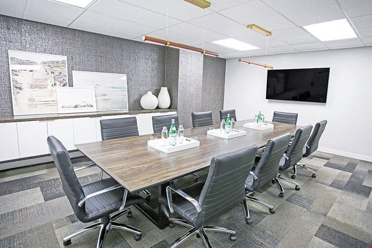 10 Person Meeting Room
