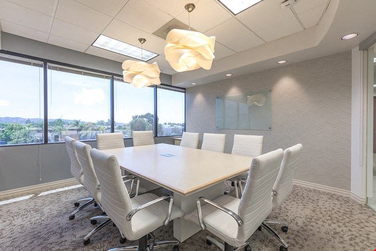 10 Person Meeting Room