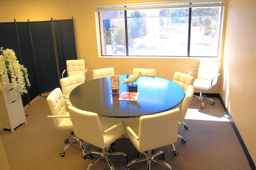 Executive Round Meeting Room #204 for 10 – Private & Collaborative Space.