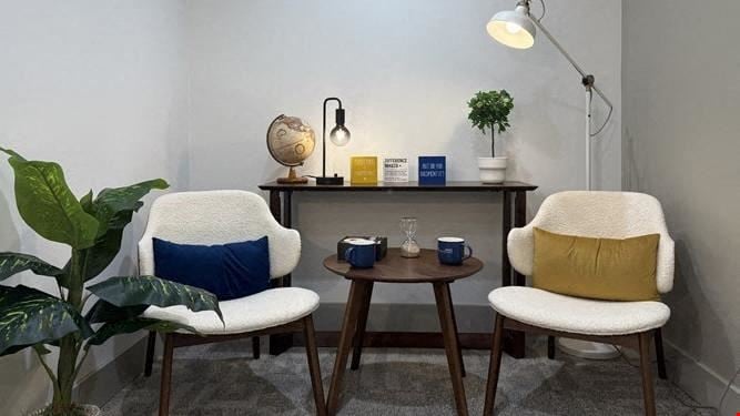 Meeting Room: Cozy Lounge