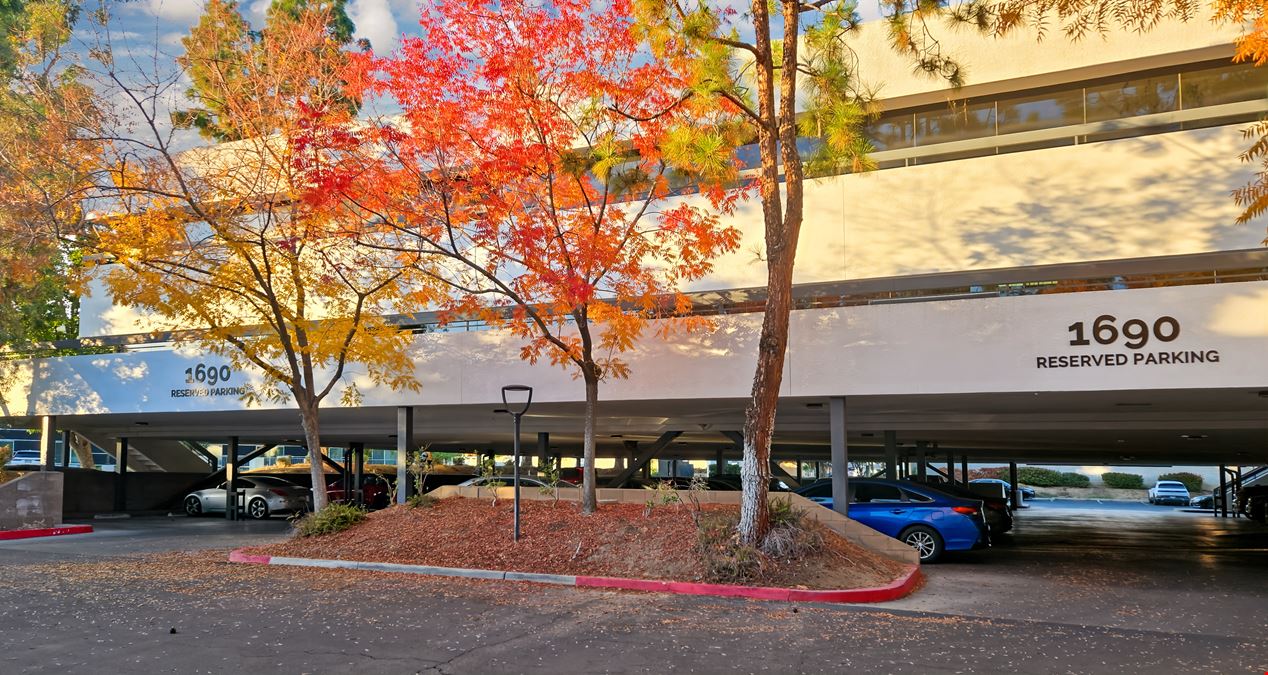 CA, Fresno - 1690 W Shaw Ave