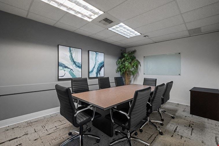 10 Person Meeting Room