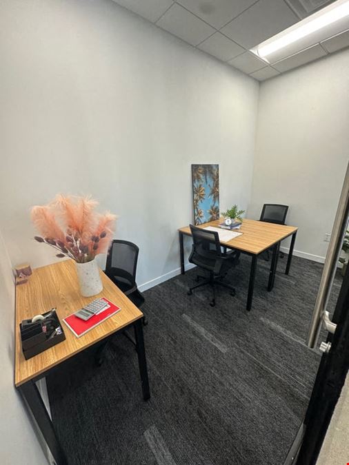 3-Desk Office 114