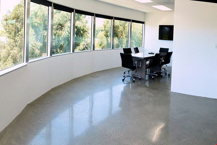 6 Person Meeting Room
