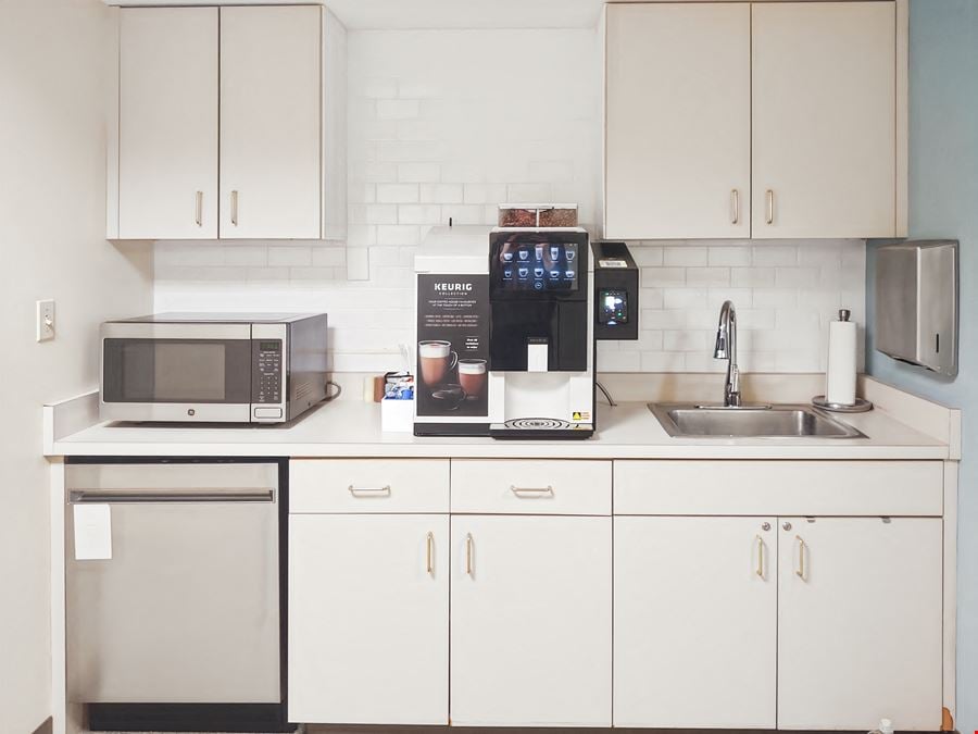 Regus - Savannah - 22 Bull St