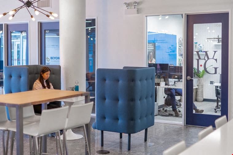Expansive Coworking Lounge