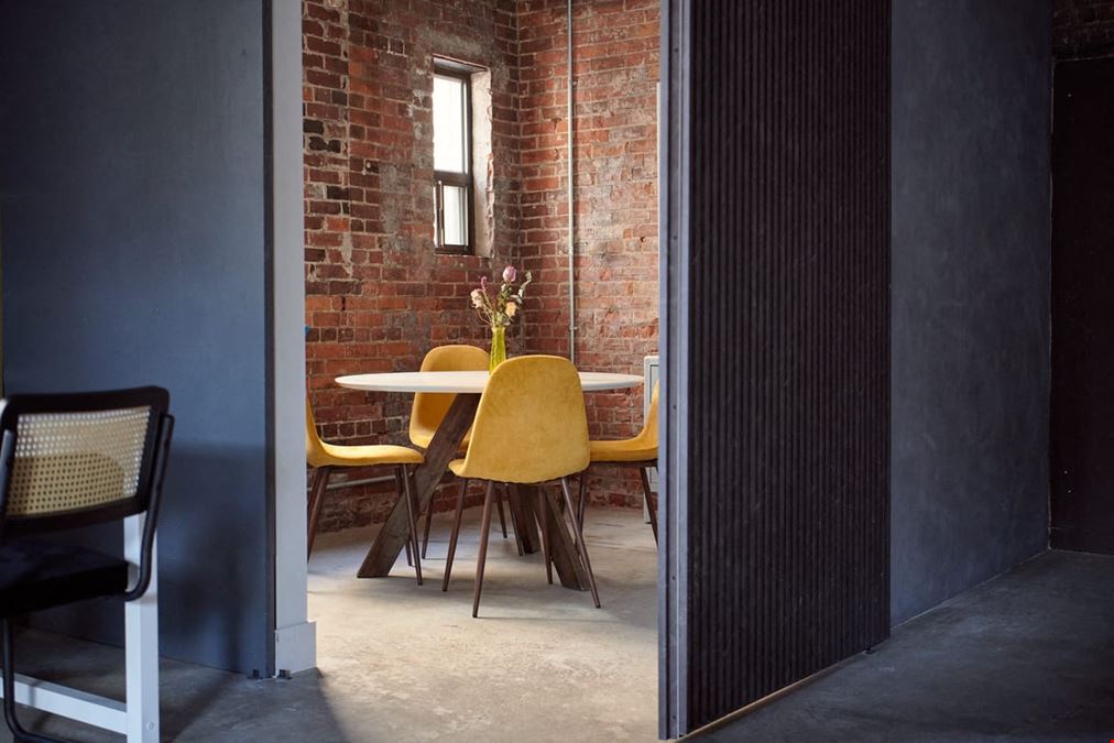 Private 4 People Meeting Room