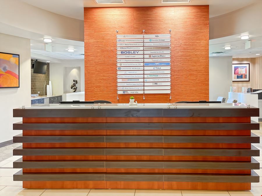 PA, Center Valley - Saucon Valley Plaza