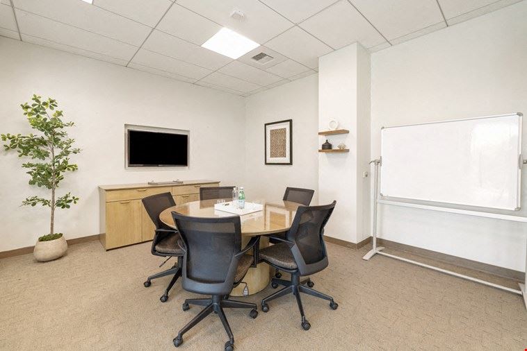 5 Person Meeting Room
