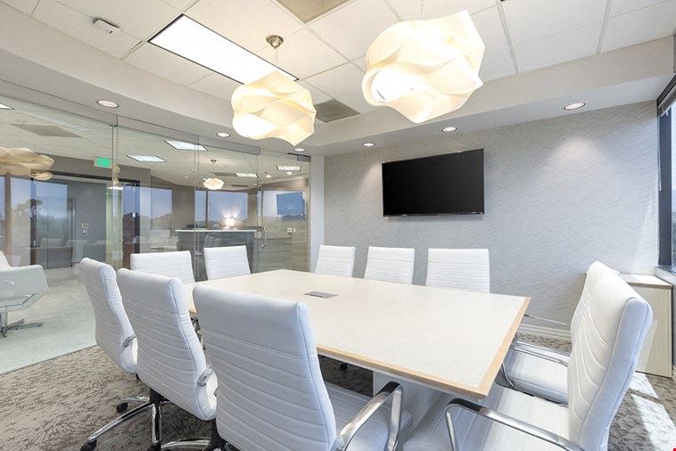10 Person Meeting Room