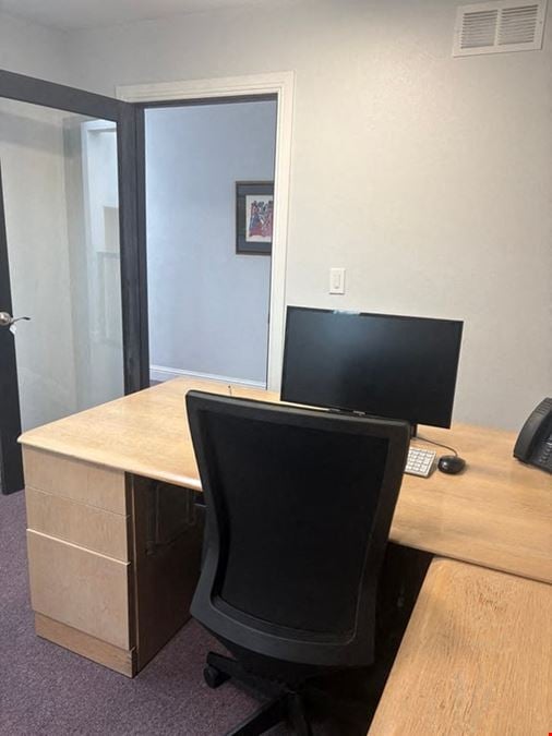 Private Desk Room