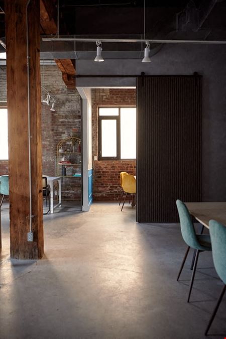 Private 4 People Meeting Room