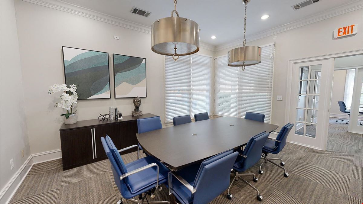 Large Conference Room - Seats 8
