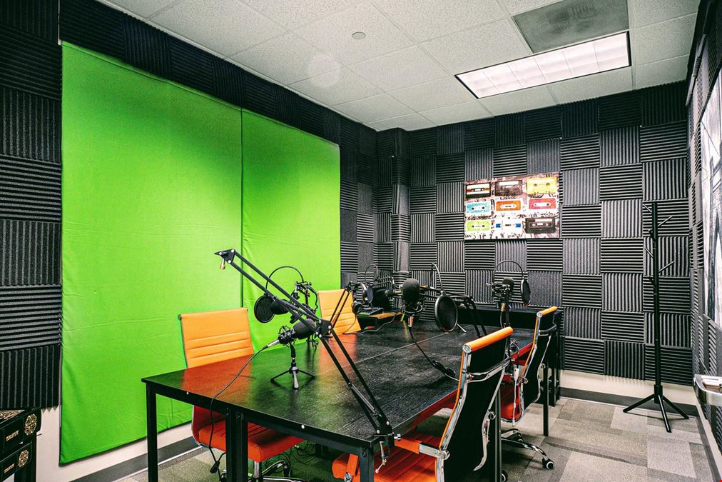 CoWork Space in Elite Atlanta Dunwoody on Perimeter Area Within a Business Center for Entrepreneurs or Hybrid Workers