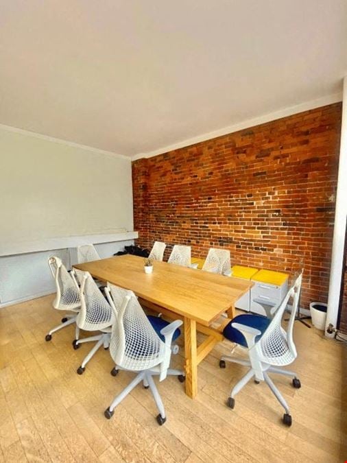 Hot Desk Day Pass – Bright & Inspiring Shared Space (Premium)