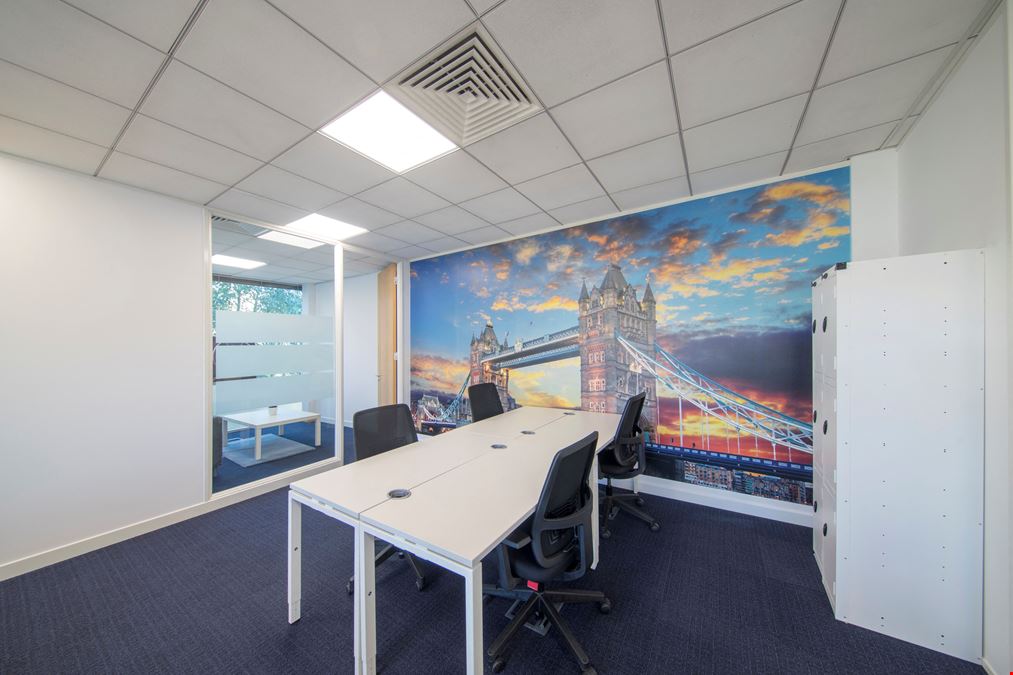 Regus - Atterbury Lakes