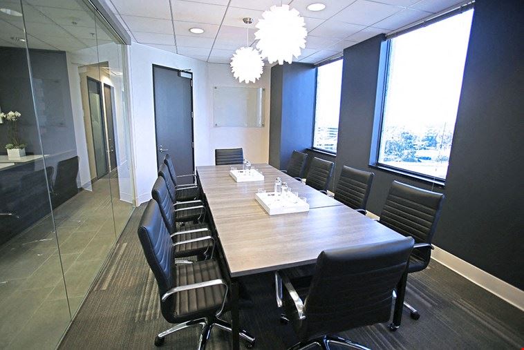 10 Person Meeting Room