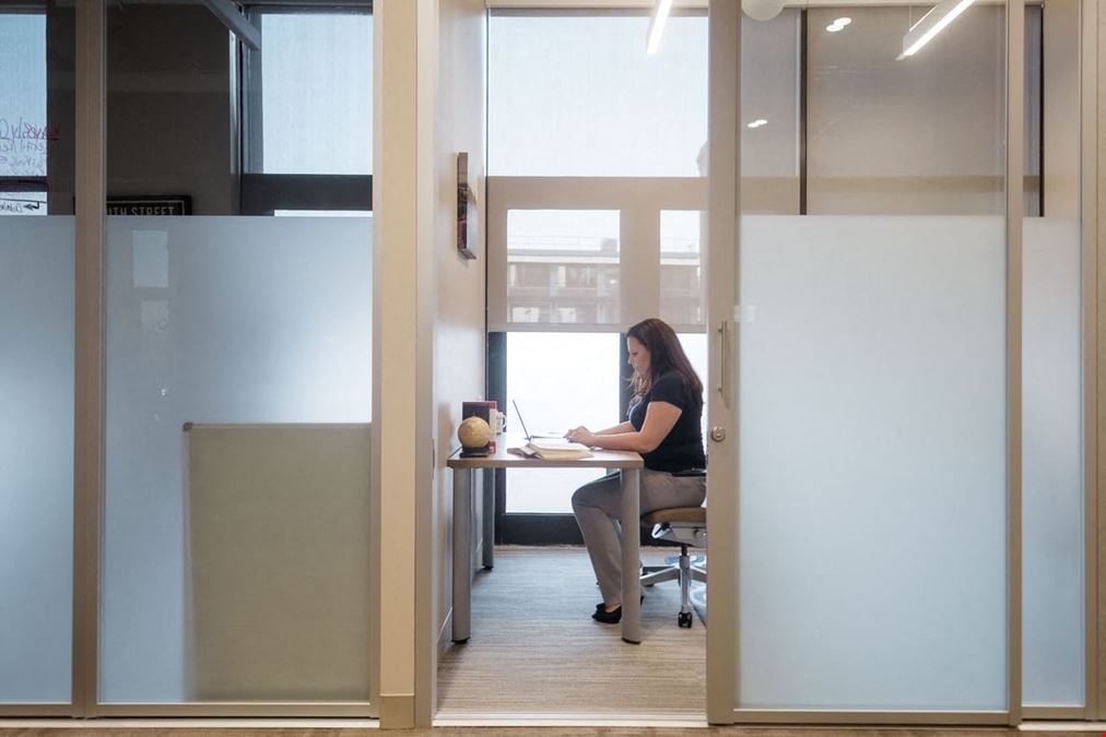 1 Desk Private Day Office
