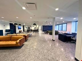 Expansive Coworking Lounge